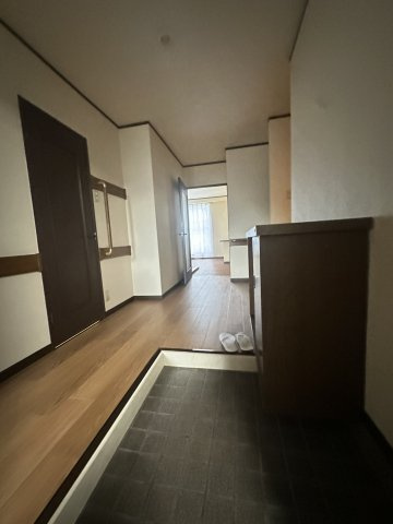 グランドステータス清川ビルの玄関