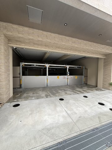 レオンコンフォート神戸駅前の駐車場