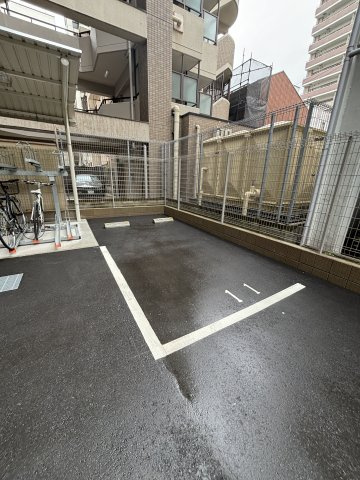 レオンコンフォート神戸駅前の駐車場
