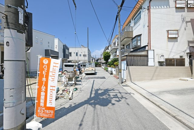 ファーストタウン東園田町3丁目新築一戸建て│4LDK+並列駐車2台可の前面道路含む現地写真|北側前面道路　幅員4.9ｍ
