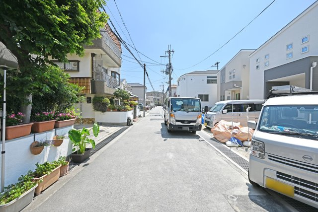 ファーストタウン東園田町3丁目新築一戸建て│4LDK+並列駐車2台可の前面道路含む現地写真|北側前面道路　幅員4.9ｍ