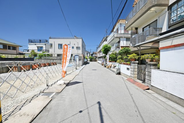 ファーストタウン東園田町3丁目新築一戸建て│4LDK+並列駐車2台可の前面道路含む現地写真|北側前面道路　幅員4.9ｍ