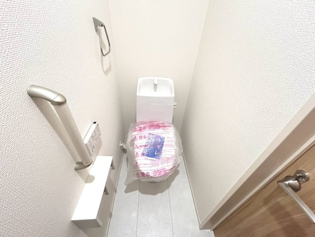 【商談中】ブルーミングガーデン　丹羽郡扶桑町大字高雄覚王寺前　全3区画分譲のトイレ|汚れが付きにくく落ちやすい表面加工と、掃除のしやすいフチレス形状便器の相乗効果でお手入れが楽々です。
節水型で家計にも優しい！温水洗浄便座で寒い冬も気持ちよくトイレ時間を過ごせます。