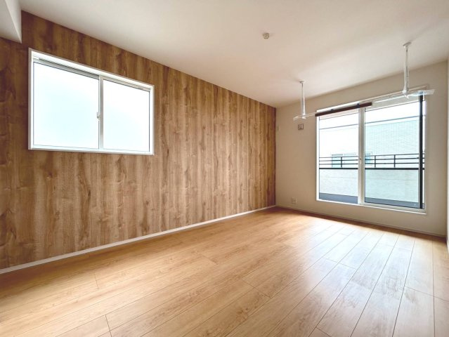 【商談中】ブルーミングガーデン　丹羽郡扶桑町大字高雄覚王寺前　全3区画分譲の寝室|全居室に収納を完備！窓は【樹脂枠】と【LOW-E複層ガラス】を採用。高断熱で寒暖差による結露も防ぎます。
建具やクロスなどをトータルコーディネートしており、室内に落ち着きと安らぎを与えてくれます。
