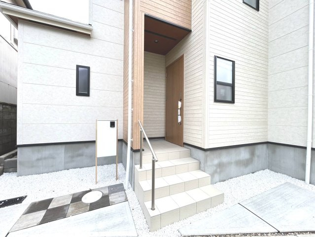 【商談中】ブルーミングガーデン　丹羽郡扶桑町大字高雄覚王寺前　全3区画分譲の玄関|専用のカードやスマートフォンで施解錠可能な玄関錠。快適さと防犯面に特化した、新世代の玄関ドアです。
鍵の毎回の開け閉めのイライラが減り、毎日の暮らしにゆとりが生まれます。