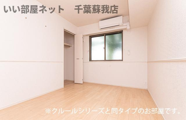カーサフロイデの寝室|広くて明るい寝室