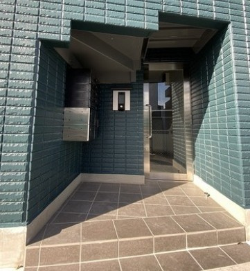 ＬＯＮＧ　ＨＩＬＬ　１号館のエントランス