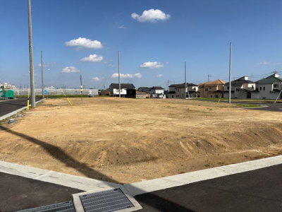 【前面道路含む現地写真】 | 【駒生第５期　現地外観】
※令和８年４月時点