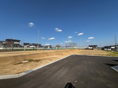 【前面道路含む現地写真】 | 【駒生第５期　現地外観】
※令和８年４月時点