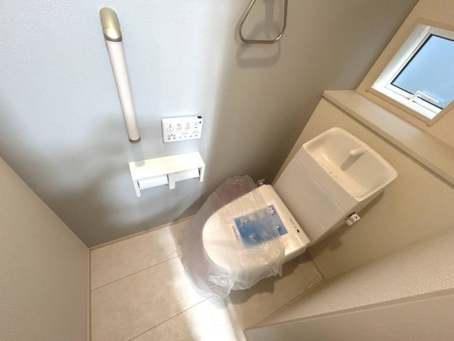 ブルーミングガーデン　丹羽郡扶桑町大字高雄覚王寺前　全3区画分譲のトイレ|汚れが付きにくく落ちやすい表面加工と、掃除のしやすいフチレス形状便器の相乗効果でお手入れが楽々です。
節水型で家計にも優しい！温水洗浄便座で寒い冬も気持ちよくトイレ時間を過ごせます。