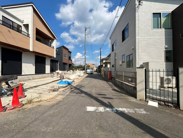 【商談中】ブルーミングガーデン　丹羽郡扶桑町大字高雄覚王寺前　全3区画分譲の前面道路含む現地写真|「現地（2026年8月24日）撮影」　
■前面道路　
■ヤマダ不動産　株式会社リライフ