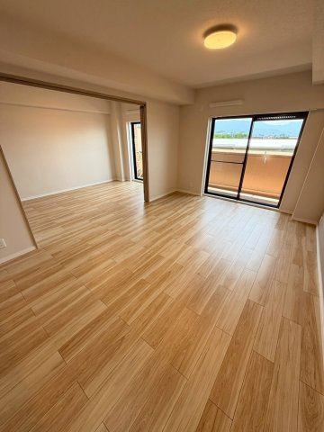 ☆選べる家具プレゼント☆ライオンズガーデン松山紅葉町の居間・リビング