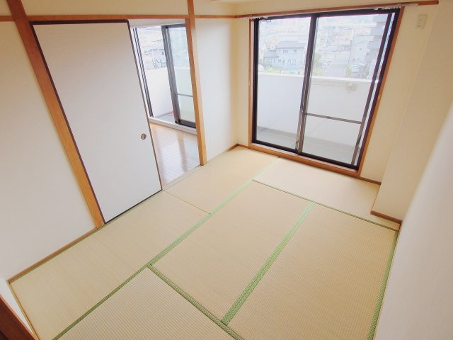 メゾネット緑井の和室