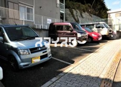 八王子市長房町の賃貸マンションの駐車場