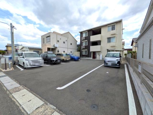 ソレイユ六条の駐車場