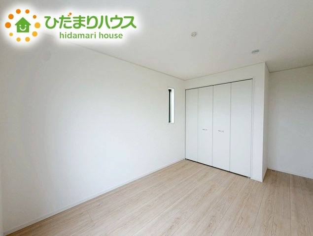 いわき市小名浜住吉第5　新築戸建　2号棟の寝室|バルコニーに面していて、たっぷり光りの入る明るい主寝室です！