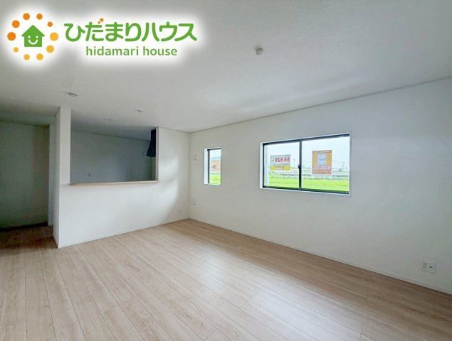 いわき市小名浜住吉第5　新築戸建　2号棟の居間・リビング|家族だんらんで、笑顔のたえない時間も増えそうな広々としたLDKが魅力です(^^)/窓も多くて明るい空間でくつろげます。