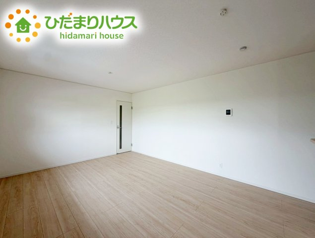 いわき市小名浜住吉第5　新築戸建　2号棟の居間・リビング|リビング大きな窓からは、暖かな日の光が降り注ぎます・・・
