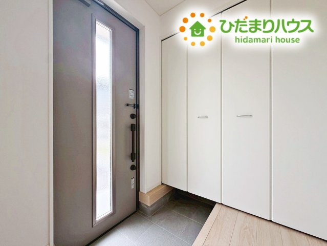 いわき市小名浜住吉第5　新築戸建　1号棟の玄関|スニーカーマニアも納得の天井まであるシューズボックス!(^^)!