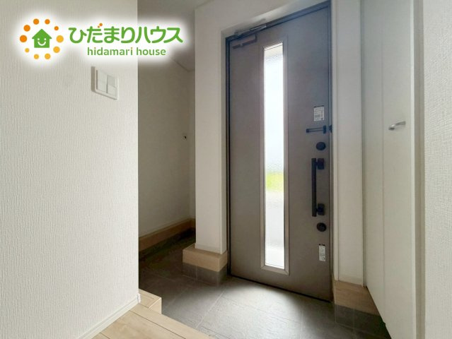 いわき市小名浜住吉第5　新築戸建　3号棟の玄関|"シューズクロークは、レインコートやベビーカー、ゴルフバッグなど大きな荷物を置けるので、
いつでも玄関を綺麗に保てます(*^-^*)"