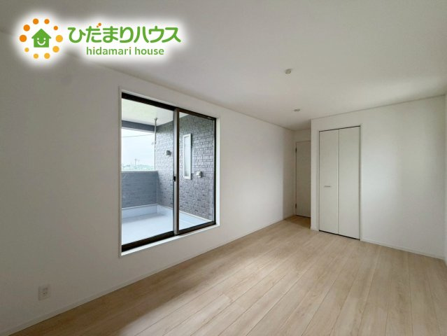 いわき市小名浜住吉第5　新築戸建　3号棟の寝室|バルコニーに面していて、たっぷり光りの入る明るい主寝室です！