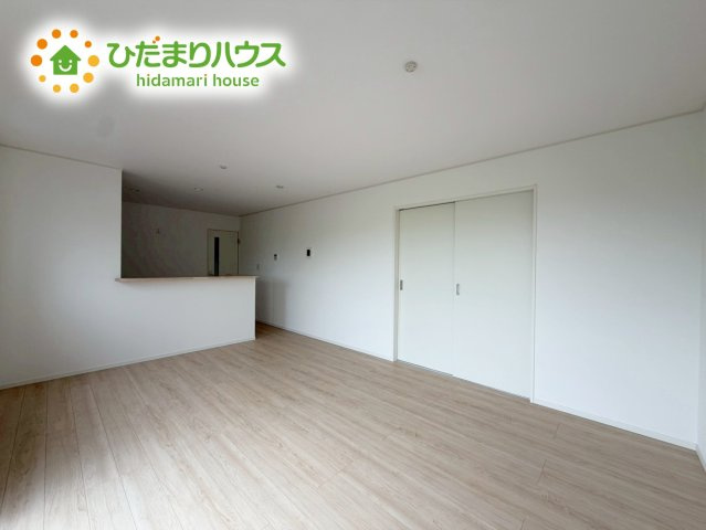 いわき市小名浜住吉第5　新築戸建　3号棟の居間・リビング|リビング大きな窓からは、暖かな日の光が降り注ぎます・・・