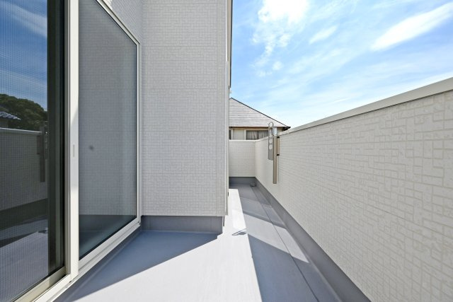 ファーストタウン東園田町3丁目新築一戸建て│4LDK+並列駐車2台可のバルコニー|開放感のあるバルコニーで、洗濯物干しやちょっとした休憩スペースとしても活用できる、暮らしにゆとりをもたらす空間です。