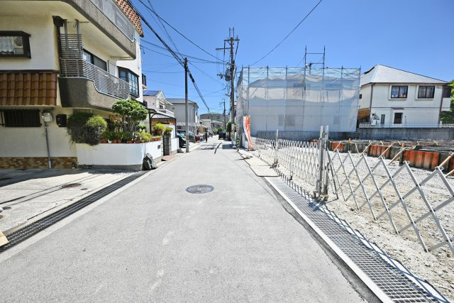 ファーストタウン東園田町3丁目新築一戸建て│4LDK+並列駐車2台可の前面道路含む現地写真|北側前面道路　幅員4.9ｍ