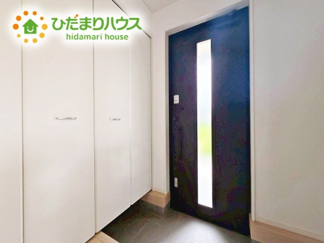 いわき市小名浜住吉第5　新築戸建　4号棟の玄関|スニーカーマニアも納得の天井まであるシューズボックス!(^^)!
