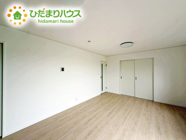 いわき市小名浜住吉第5　新築戸建　4号棟の居間・リビング|リビング大きな窓からは、暖かな日の光が降り注ぎます・・・