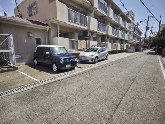 サンハイツ八坂の駐車場