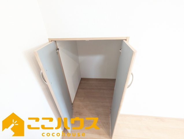 名護市宇茂佐1556番　新築戸建て　全7棟　F号棟の収納|階段下収納