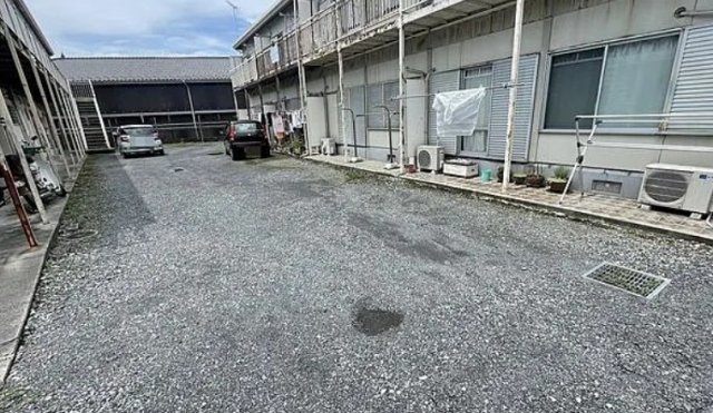 入間市大字仏子のアパートの駐車場