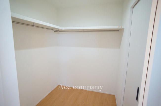 【収納】 | 八尾市山本町北7丁目 | 3階、大容量のウォークインクローゼット内！居室と廊下の2WAYドアです♪
