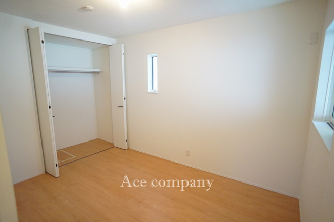 【子供部屋】 | 八尾市山本町北7丁目 | 【1階：洋室6帖】クローゼット完備♪クローゼット内に床下収納も付いています♪