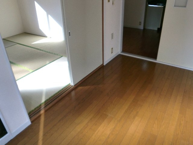 日成ビルの居間・リビング