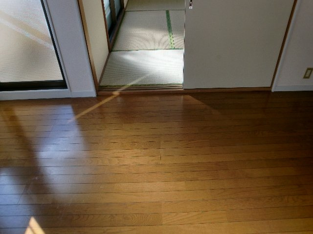 日成ビルの居間・リビング