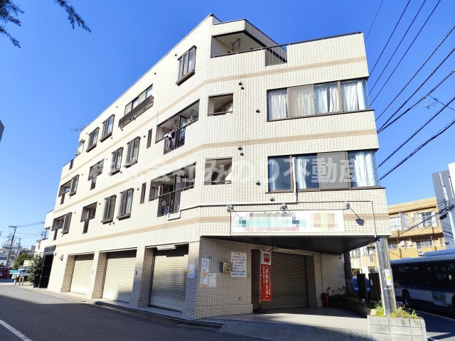 日成ビルの外観