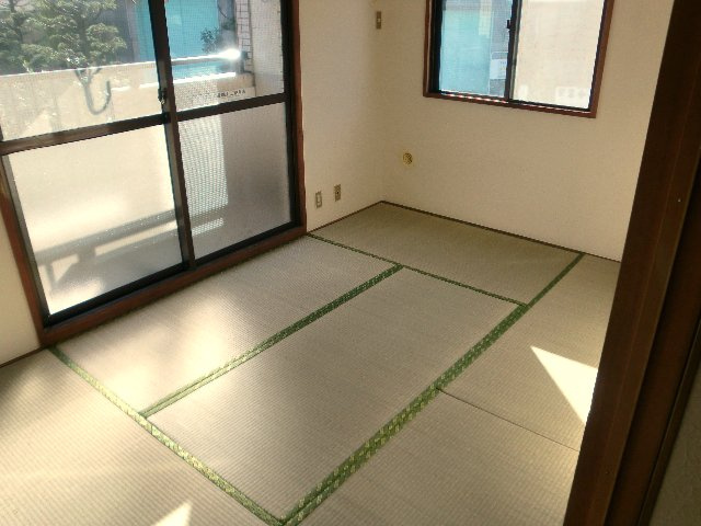 日成ビルの和室