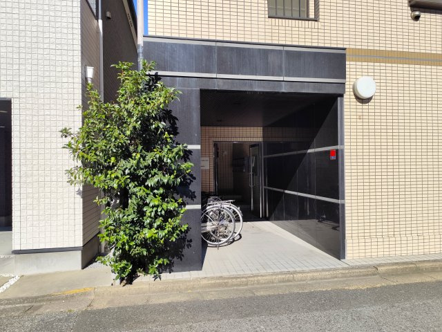 日成ビルのエントランス