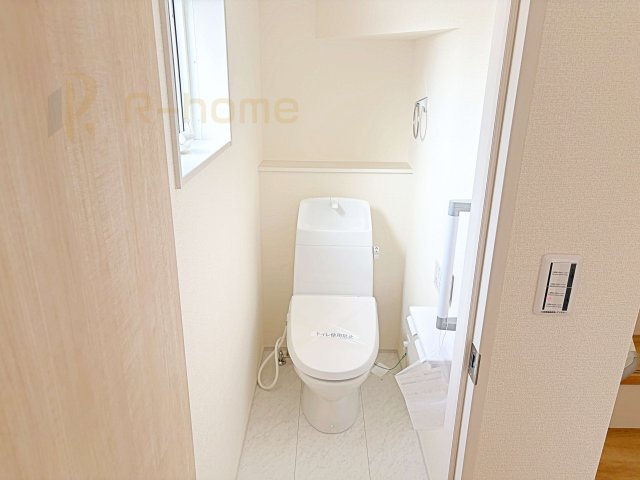 古河市中田第4　新築戸建て　1号棟のトイレ|温水洗浄便座付きのトイレ。
トイレが２ヵ所設置で朝の忙しい時間でも安心です。