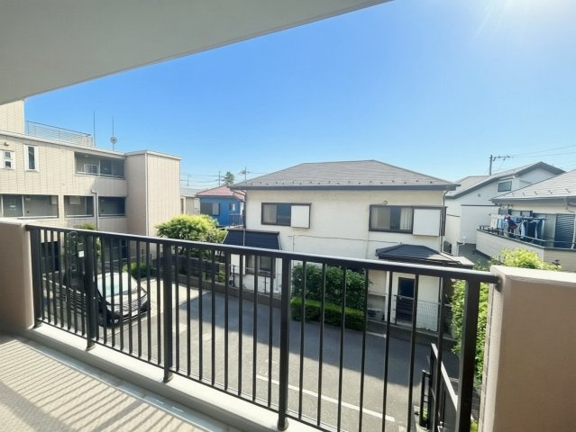 アドリーム石神井公園のバルコニー|大きな空に包まれて、太陽の光をたっぷりと浴びながら過ごす毎日は、自然と家族の笑顔で溢れます。

現地ご見学希望・資料請求などお気軽にお問い合わせ下さい！
03-5990-5201