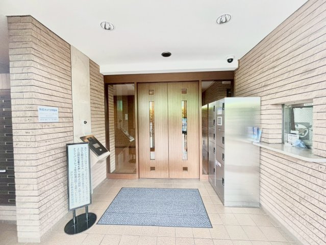 アドリーム石神井公園のエントランス|住む人や訪れる人を心地よく迎え入れてくれる玄関エントランス。ゆとりを感じさせる明るい空間を演出！

現地ご見学希望・資料請求などお気軽にお問い合わせ下さい！
03-5990-5201
