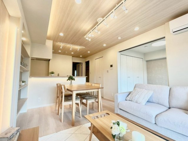 アドリーム石神井公園の居間・リビング|大きな窓からたっぷりと注ぐ陽光を浴びながら、朝食やティータイムを楽しめます。

現地ご見学希望・資料請求などお気軽にお問い合わせ下さい！
03-5990-5201