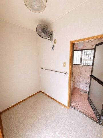 橿原市葛本町の脱衣所|広々とした脱衣室は扇風機つきです　※一部AI加工により小物を削除しています