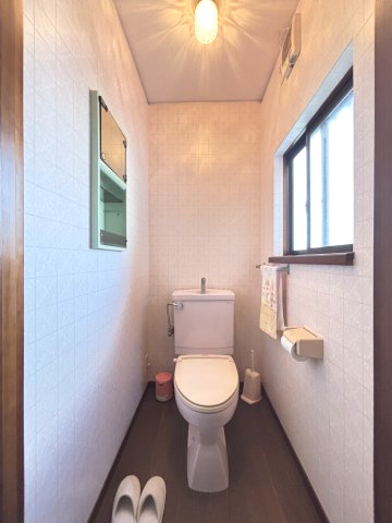 橿原市葛本町のトイレ|窓付きで換気しやすいトイレ空間
