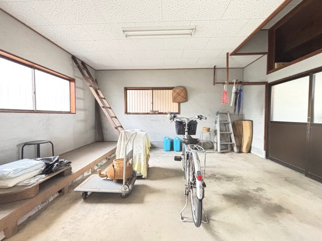 橿原市葛本町の設備|広々とした土間スペース！収納や趣味部屋など多用途に活用可能です　