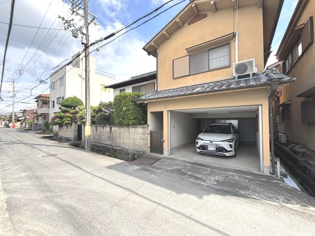 橿原市葛本町の外観|雨風を防げる車庫付き