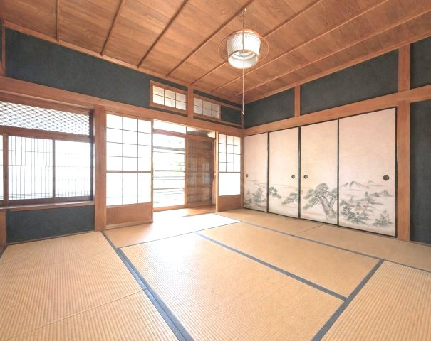 橿原市葛本町の和室|伝統的な雰囲気を残した和室８帖　※一部AI加工により家具を削除しています