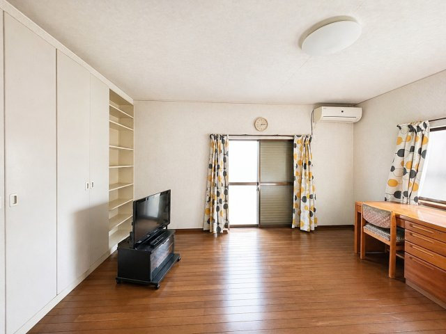 橿原市葛本町の洋室|収納スペースも確保された、すっきりとした洋室９帖　※一部AI加工により家具を削除しています